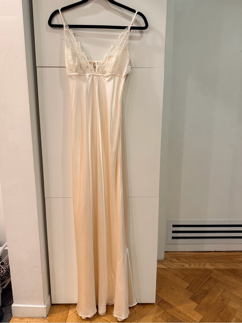 Victoria’s Secret Ivory 100% Silk Lace Backless Long Nightgown Size M NWOT
